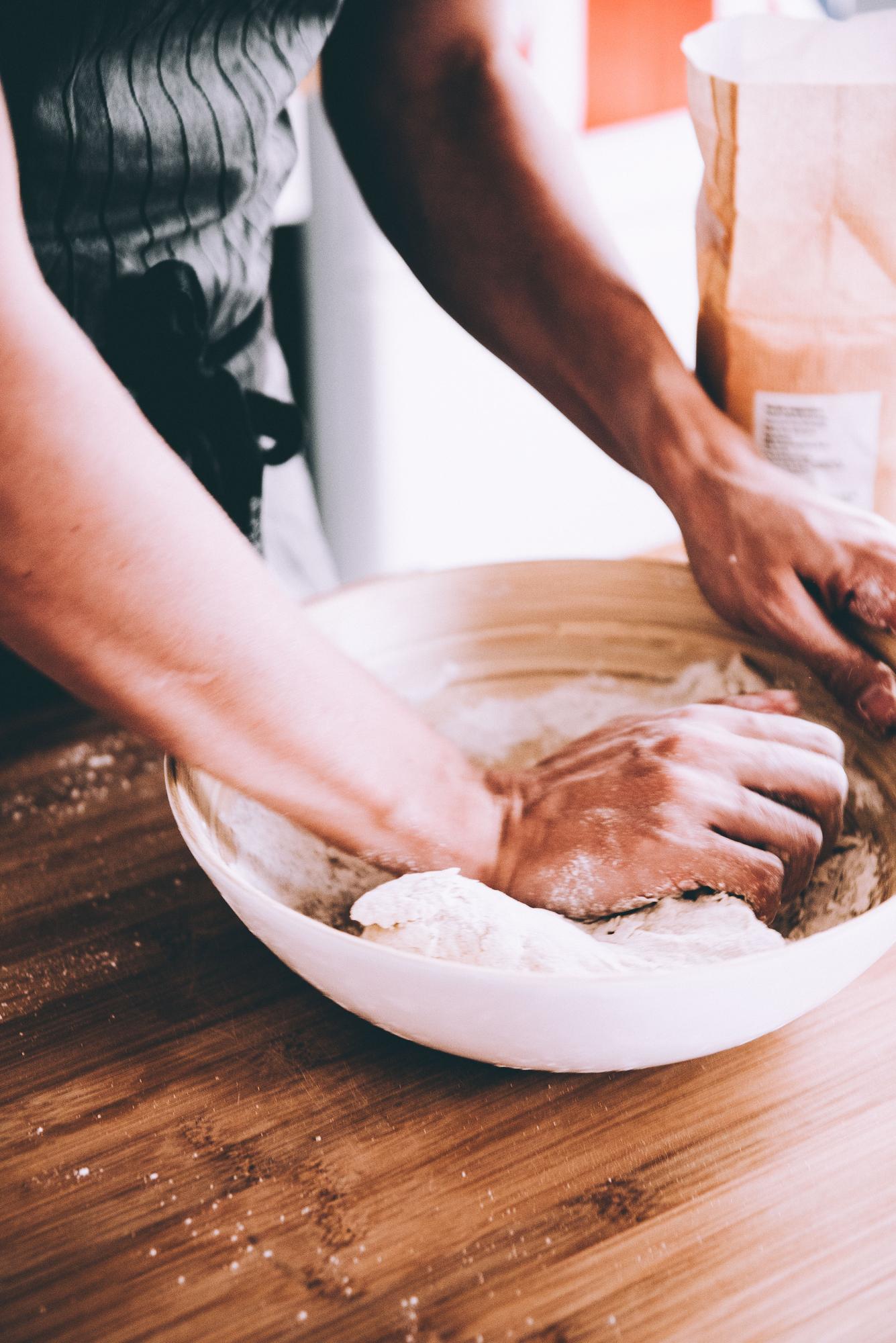 Dettaglio mani dello chef che impasta